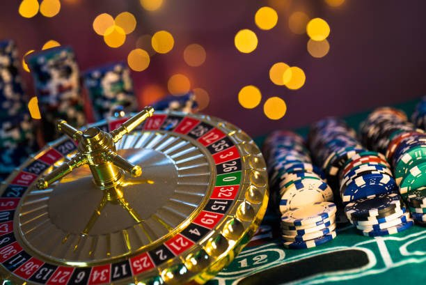 မြန်မာကစားသမား မိုဘိုင်းဖုန်းဖြင့် Live Casino ကစားနေသည့် ပုံ